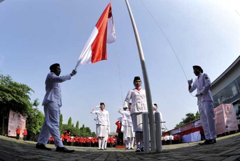 Detail Gambar Orang Upacara Bendera Nomer 21