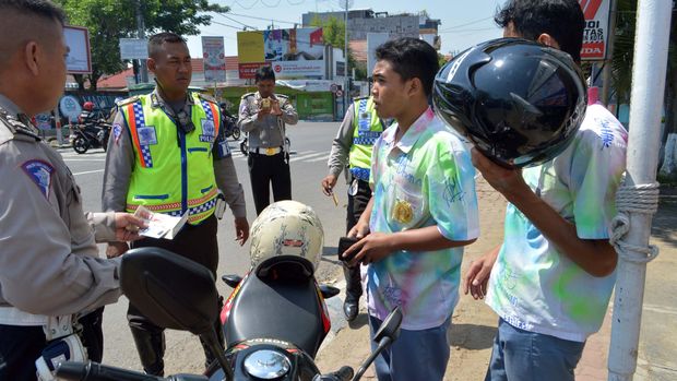 Detail Gambar Orang Yang Melanggar Lalu Lintas Nomer 36