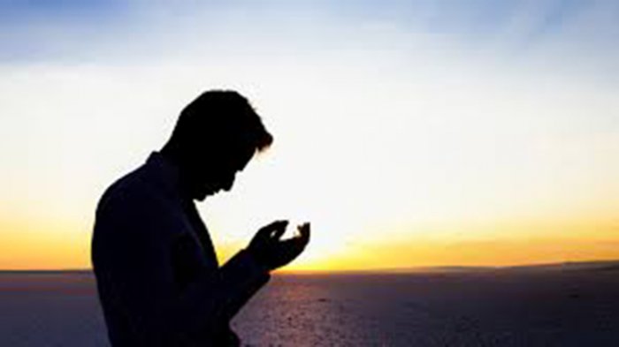 Detail Gambar Orang Yang Sedang Berdoa Nomer 2