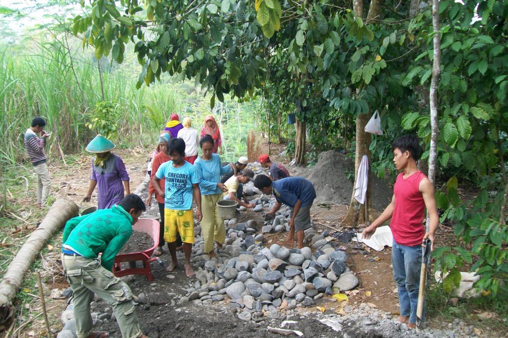 Detail Gambar Orang Yang Sedang Gotong Royong Nomer 19