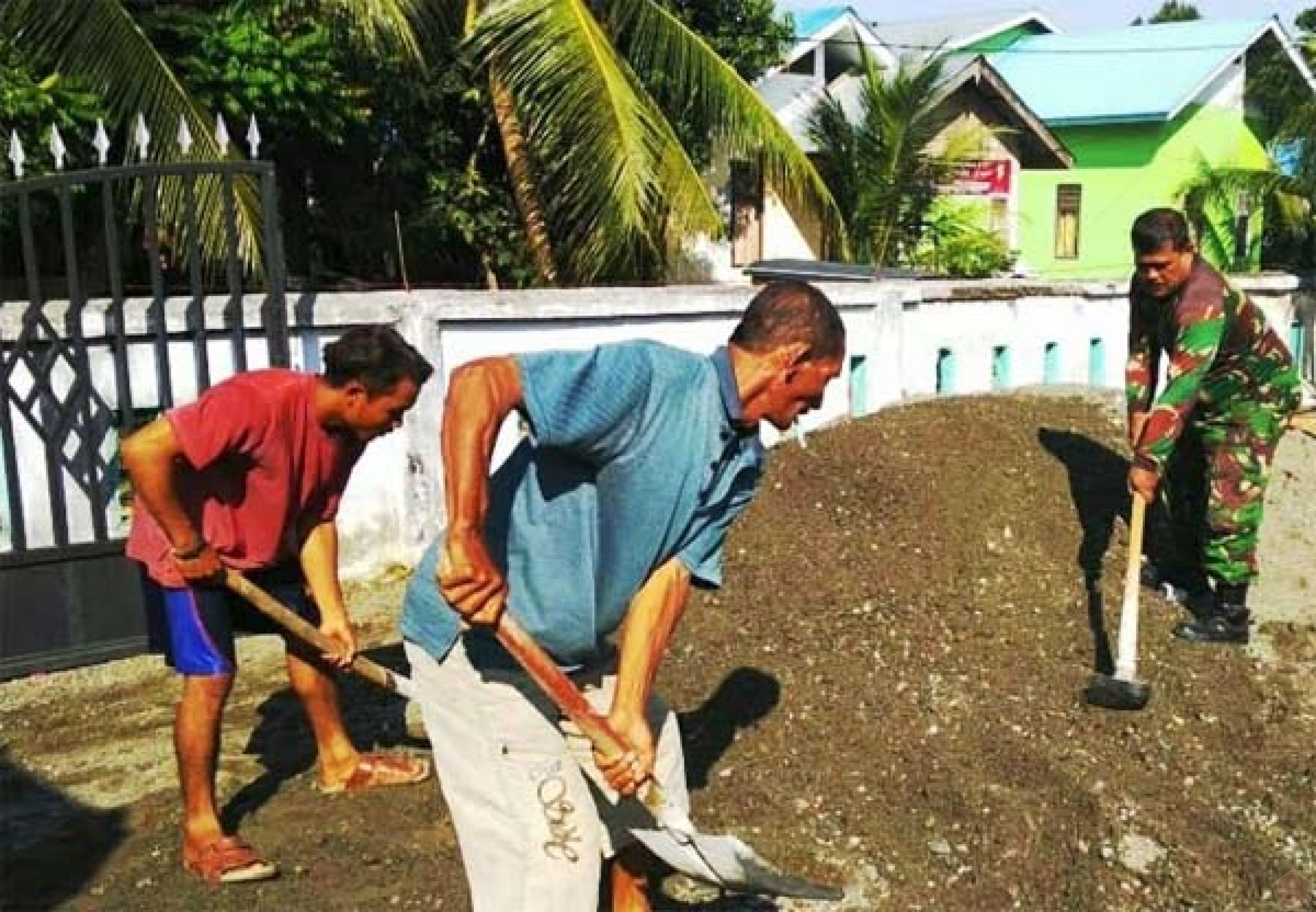 Detail Gambar Orang Yang Sedang Gotong Royong Nomer 34