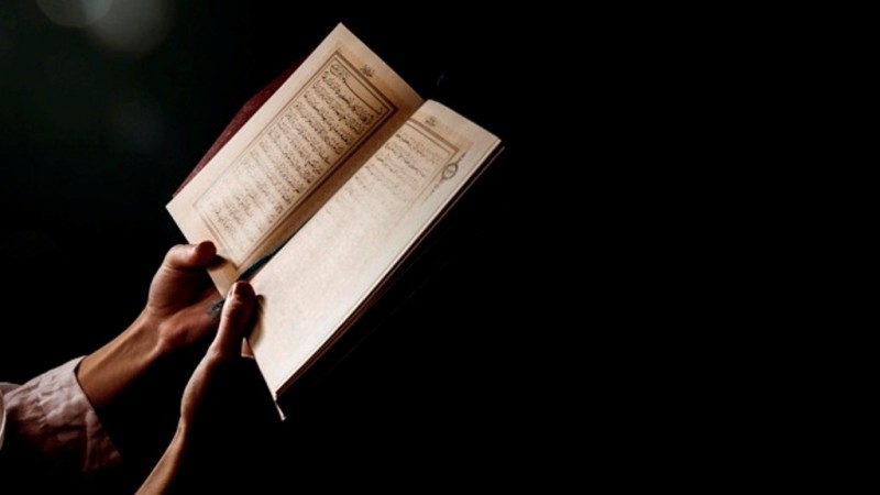 Detail Gambar Orang Yang Sedang Membaca Al Qur An Nomer 14