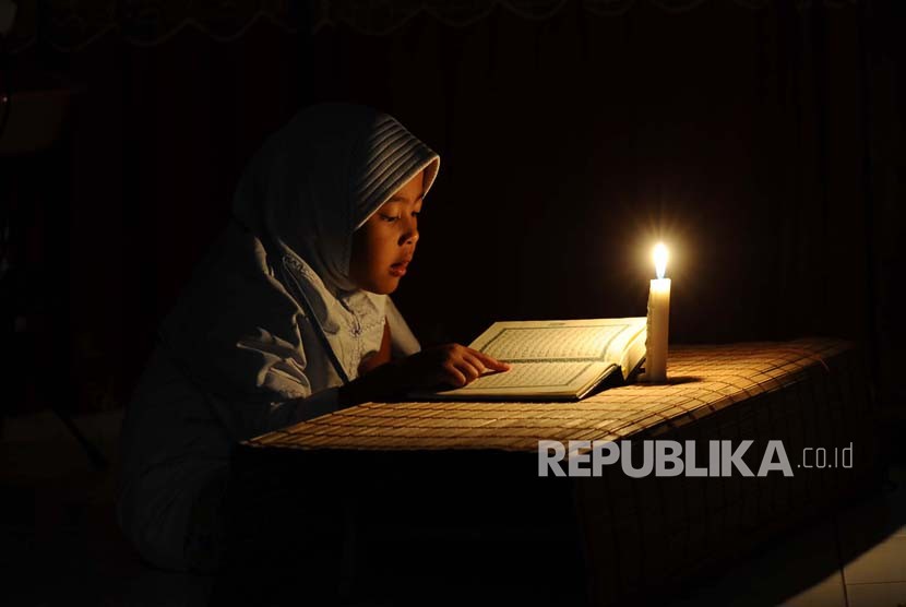 Detail Gambar Orang Yang Sedang Membaca Al Qur An Nomer 3