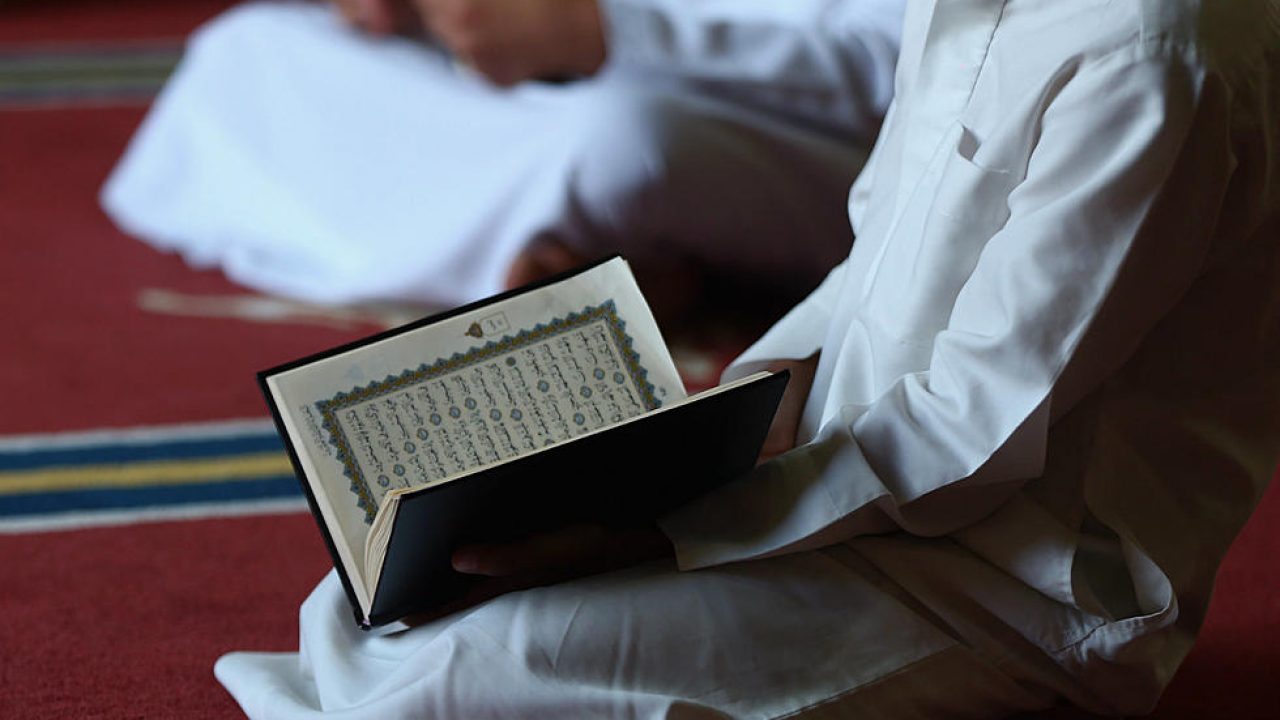 Detail Gambar Orang Yang Sedang Membaca Al Qur An Nomer 28