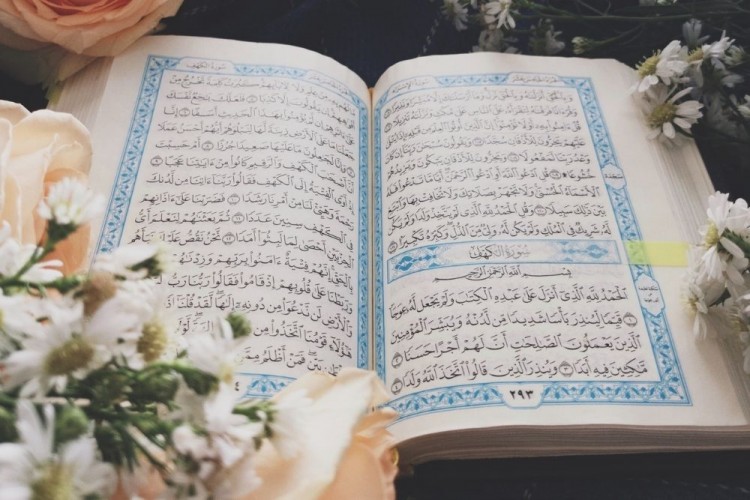 Detail Gambar Orang Yang Sedang Membaca Al Qur An Nomer 40