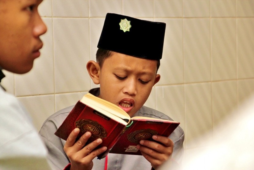 Detail Gambar Orang Yang Sedang Membaca Al Qur An Nomer 44