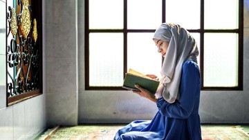 Detail Gambar Orang Yang Sedang Membaca Al Qur An Nomer 46