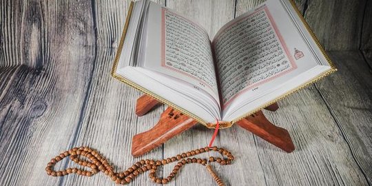 Detail Gambar Orang Yang Sedang Membaca Al Qur An Nomer 52