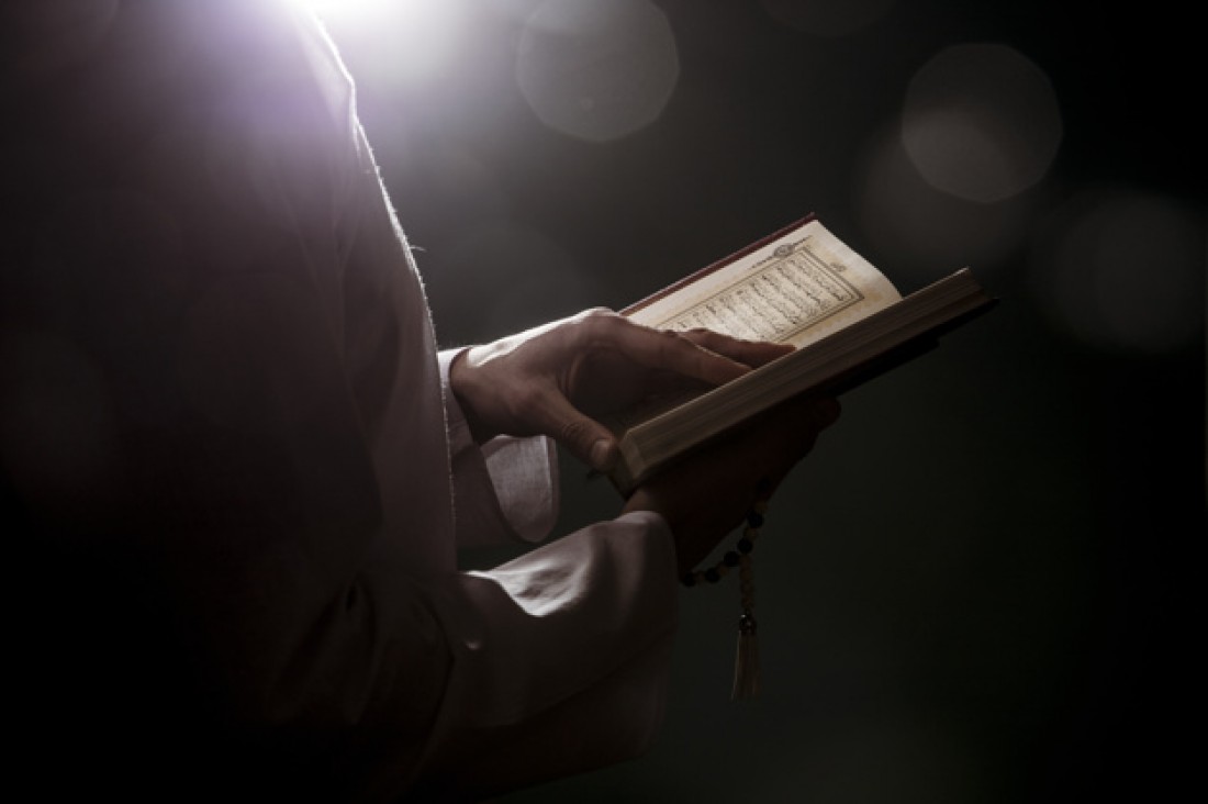 Detail Gambar Orang Yang Sedang Membaca Al Qur An Nomer 8
