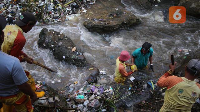 Detail Gambar Orang Yang Sedang Membuang Sampah Di Sungai Nomer 22