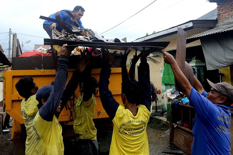 Gambar Orang Yang Sedang Mengamalkan Nilai Nilai Pembukaan Uud 1945 - KibrisPDR