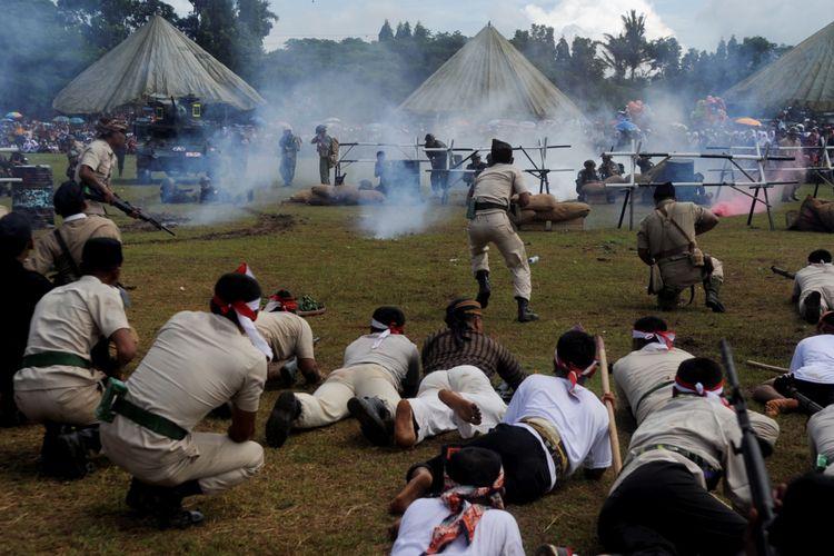 Detail Gambar Orang Yang Sedang Mengamalkan Nilai Nilai Pembukaan Uud 1945 Nomer 3