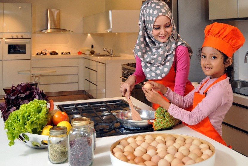 Gambar Orang Yans Sedang Memasak Bersama - KibrisPDR