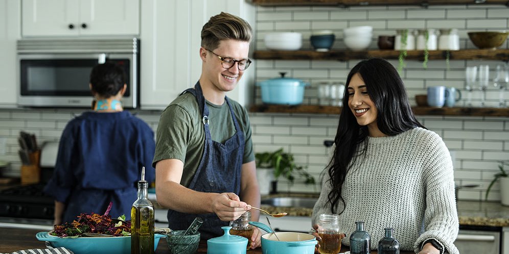 Detail Gambar Orang Yans Sedang Memasak Bersama Nomer 15