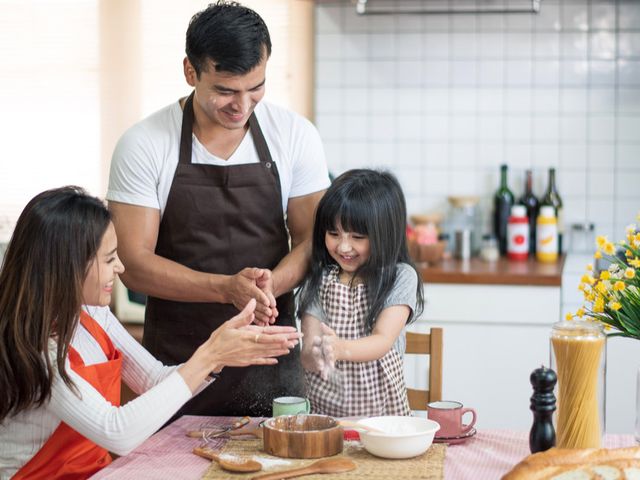 Detail Gambar Orang Yans Sedang Memasak Bersama Nomer 3