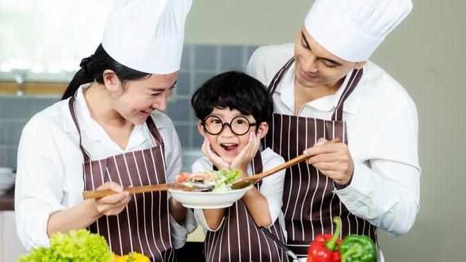 Detail Gambar Orang Yans Sedang Memasak Bersama Nomer 42