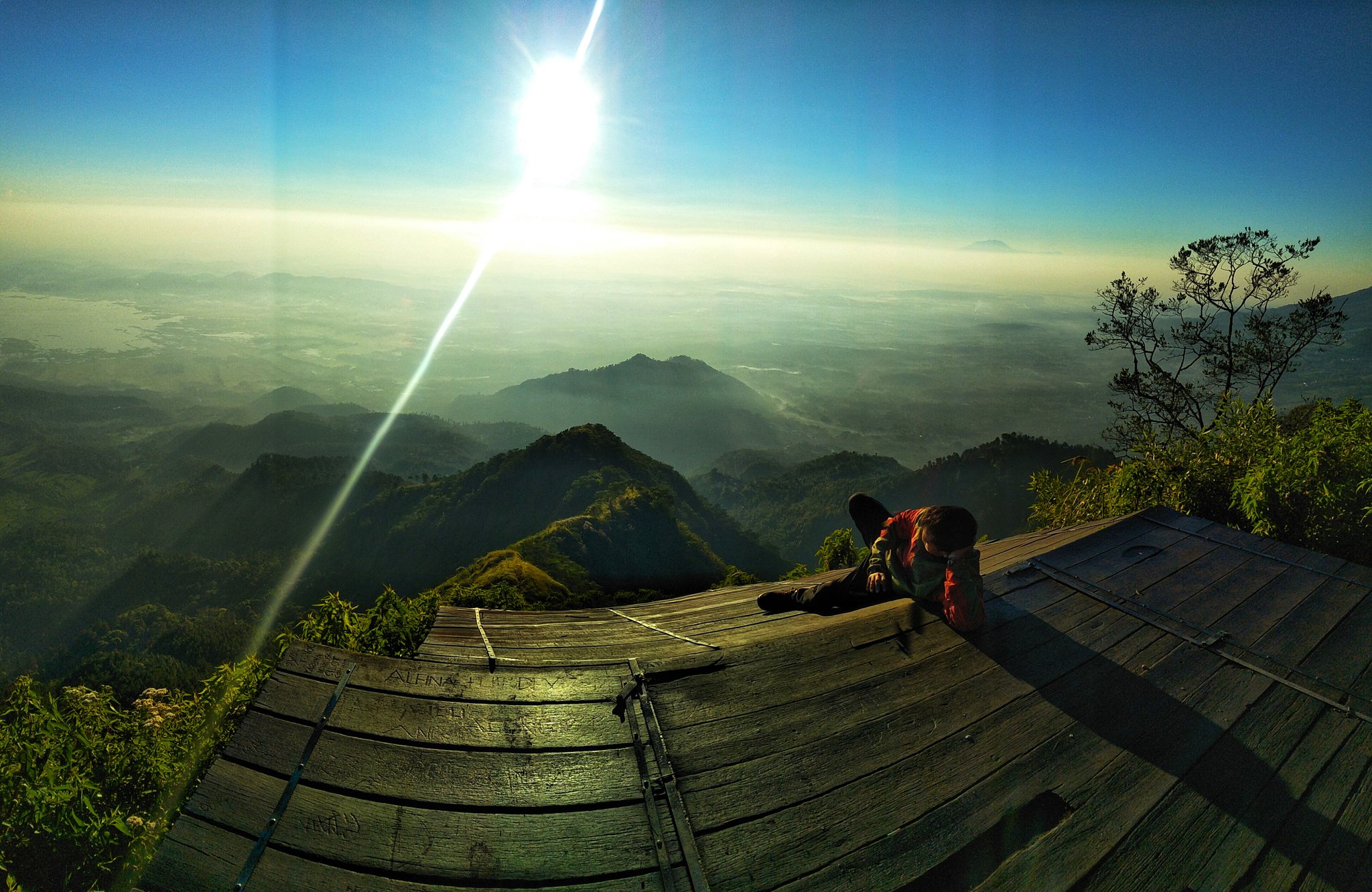 Detail Gambar Org Berdiri Diatas Gunung Nomer 28