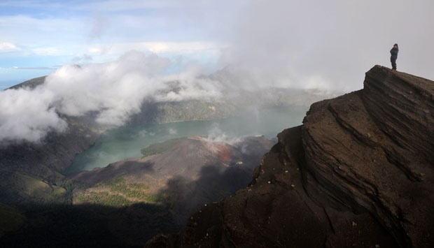 Detail Gambar Org Berdiri Diatas Gunung Nomer 8