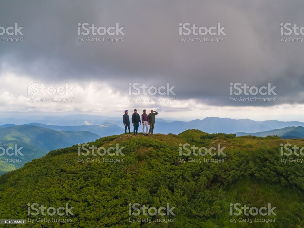 Detail Gambar Org Berdiri Diatas Gunung Nomer 9