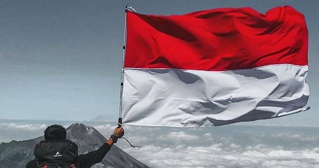 Detail Gambar Org Berdiri Diatas Gunung Memegang Bendera Merah Putih Nomer 2