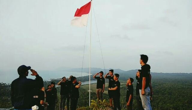 Detail Gambar Org Berdiri Diatas Gunung Memegang Bendera Merah Putih Nomer 13