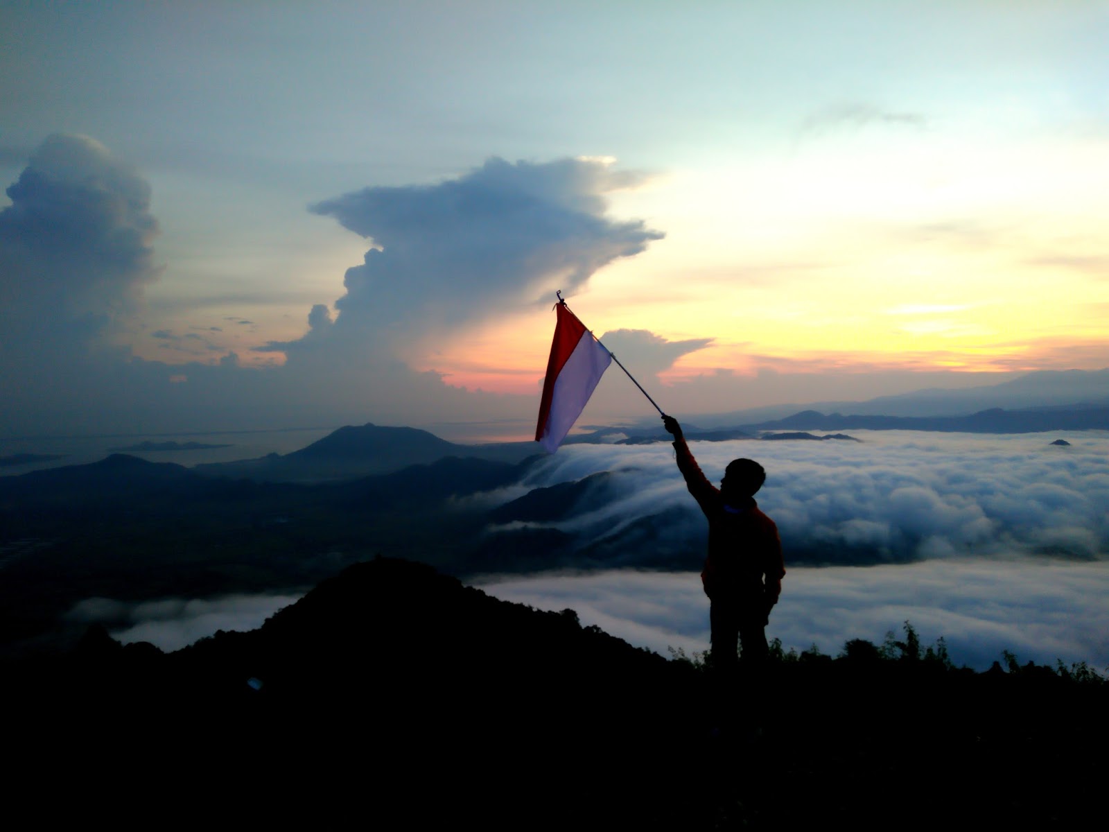 Detail Gambar Org Berdiri Diatas Gunung Memegang Bendera Merah Putih Nomer 16