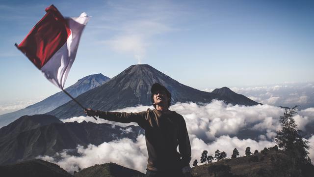 Detail Gambar Org Berdiri Diatas Gunung Memegang Bendera Merah Putih Nomer 17