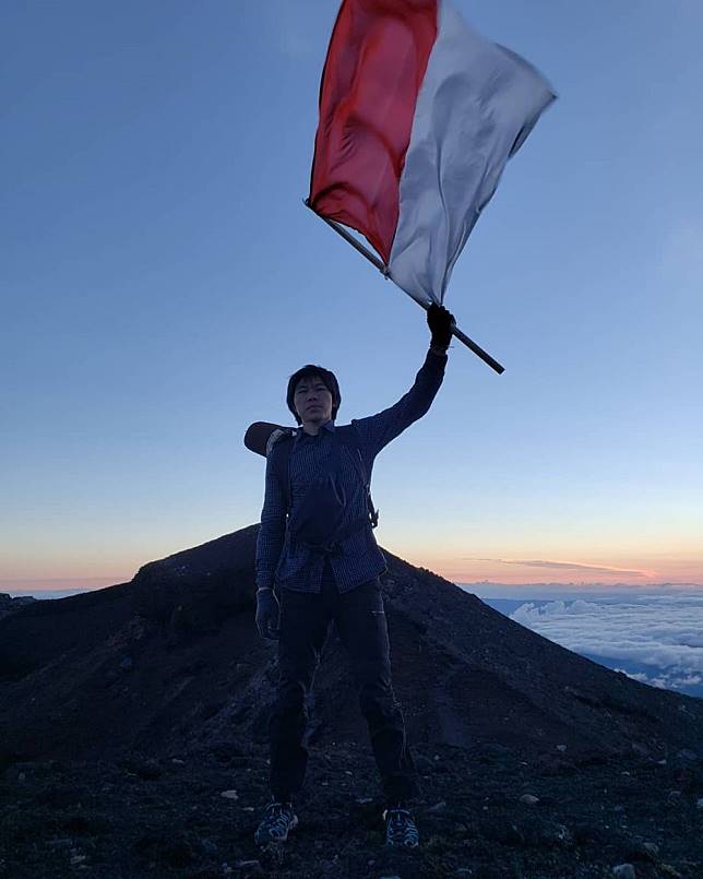 Detail Gambar Org Berdiri Diatas Gunung Memegang Bendera Merah Putih Nomer 3