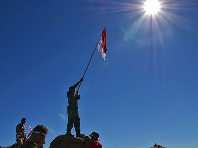 Detail Gambar Org Berdiri Diatas Gunung Memegang Bendera Merah Putih Nomer 4