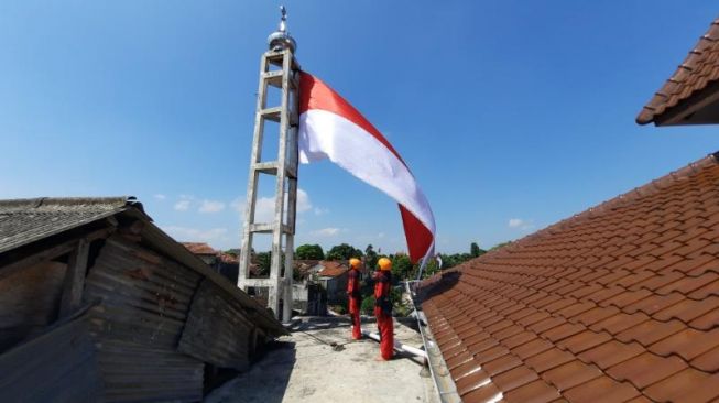 Detail Gambar Org Berdiri Diatas Gunung Memegang Bendera Merah Putih Nomer 31