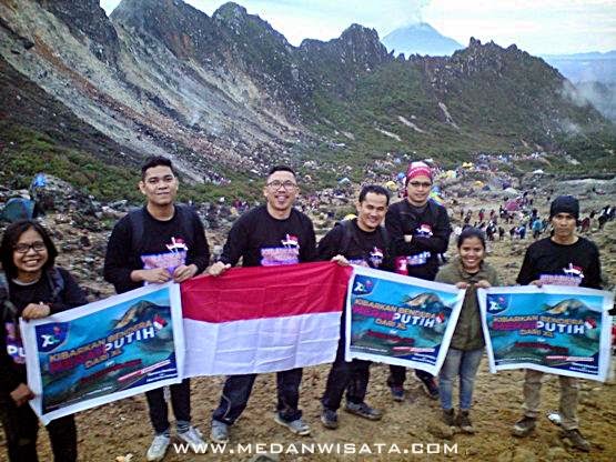 Detail Gambar Org Berdiri Diatas Gunung Memegang Bendera Merah Putih Nomer 44