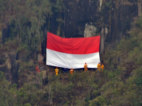 Detail Gambar Org Berdiri Diatas Gunung Memegang Bendera Merah Putih Nomer 45