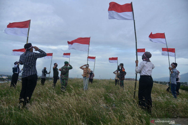 Detail Gambar Org Berdiri Diatas Gunung Memegang Bendera Merah Putih Nomer 49