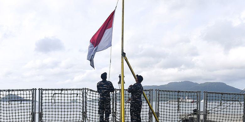 Detail Gambar Org Berdiri Diatas Gunung Memegang Bendera Merah Putih Nomer 50