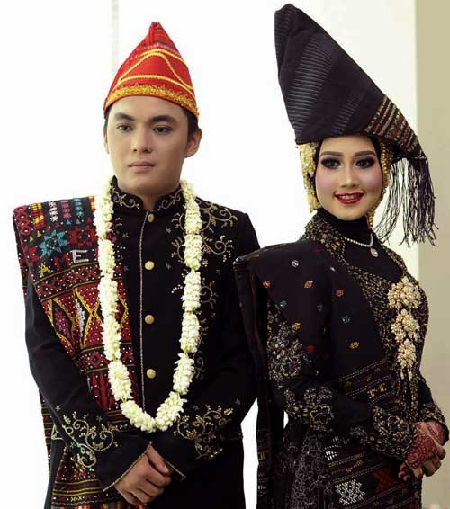 Detail Gambar Pakaian Adat Dari Sumatera Nomer 54