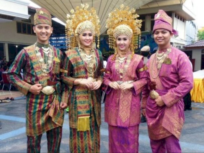 Detail Gambar Pakaian Adat Nusantara Nomer 13