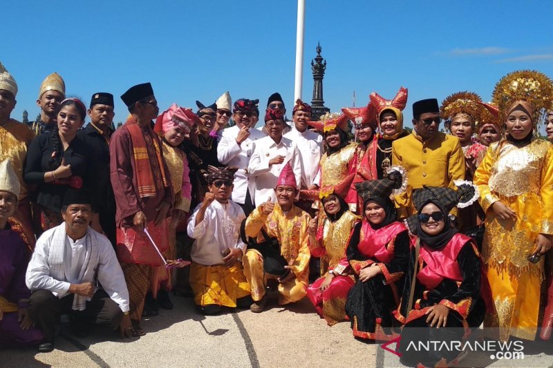 Detail Gambar Pakaian Adat Nusantara Nomer 33