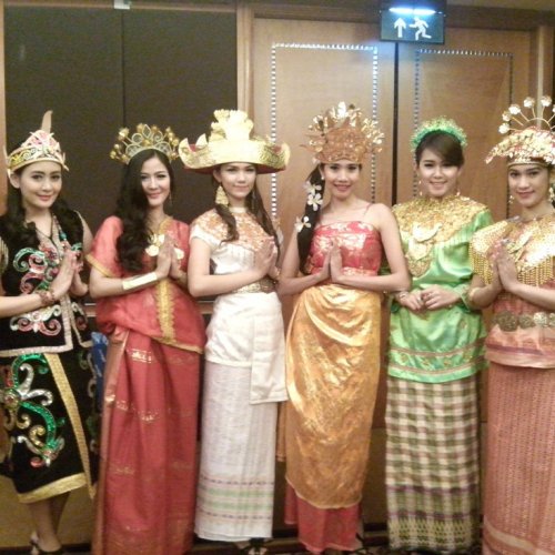 Detail Gambar Pakaian Adat Nusantara Nomer 39
