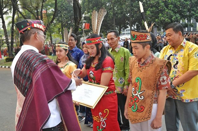 Detail Gambar Pakaian Adat Nusantara Nomer 40