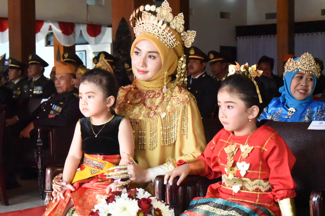 Detail Gambar Pakaian Adat Nusantara Nomer 42