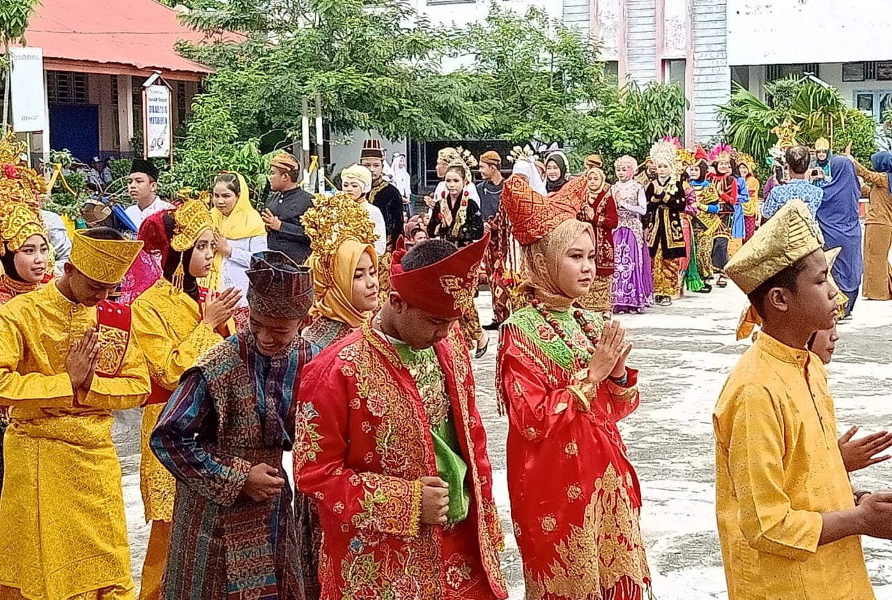 Detail Gambar Pakaian Adat Nusantara Nomer 48