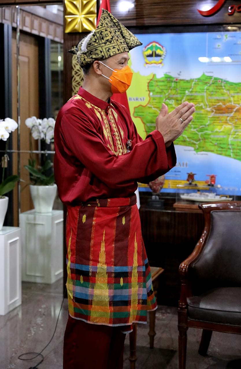 Detail Gambar Pakaian Adat Nusantara Nomer 49