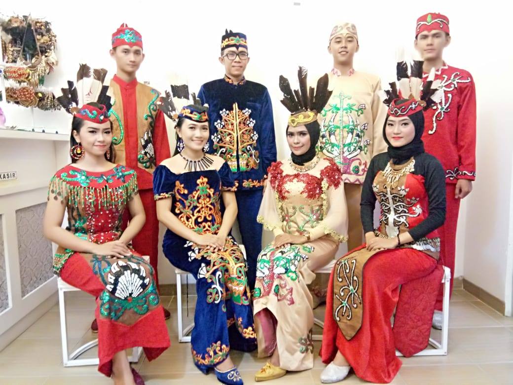 Detail Gambar Pakaian Adat Nusantara Nomer 10