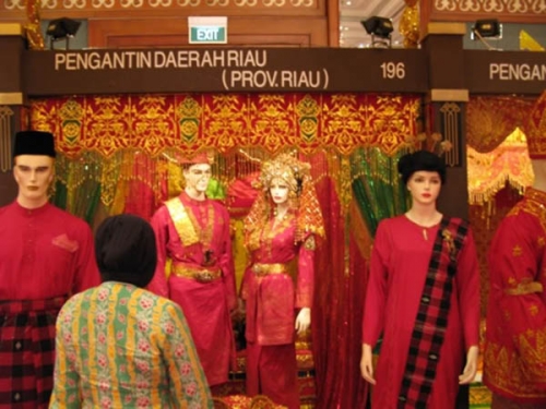 Detail Gambar Pakaian Adat Pekanbaru Nomer 36