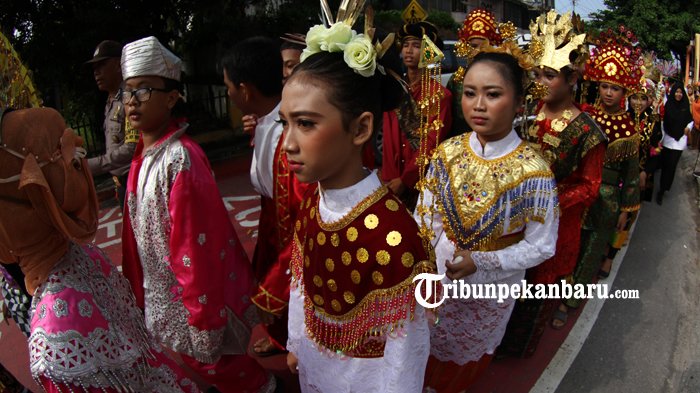 Detail Gambar Pakaian Adat Pekanbaru Nomer 40