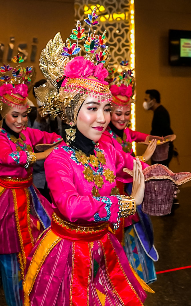 Detail Gambar Pakaian Adat Sulawesi Tenggara Nomer 19