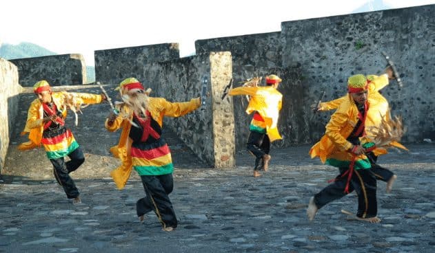 Detail Gambar Pakaian Adat Ternate Dan Tidore Nomer 26