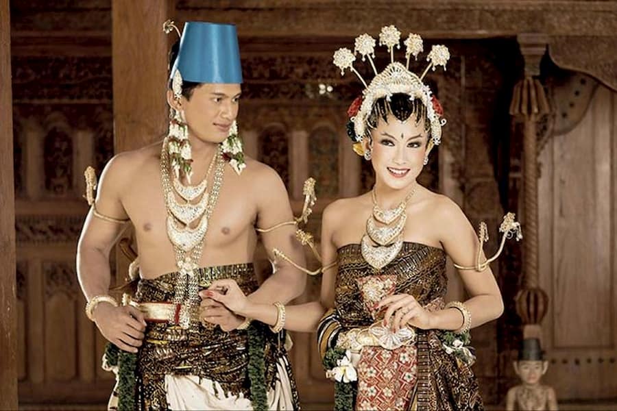 Detail Gambar Pakaian Adat Tradisional Kebaya Jawa Tengah Nomer 20