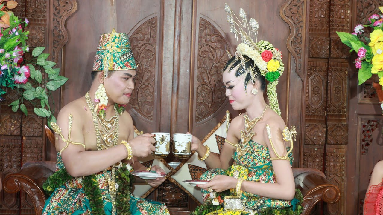 Detail Gambar Pakaian Adat Tradisional Kebaya Jawa Tengah Nomer 48