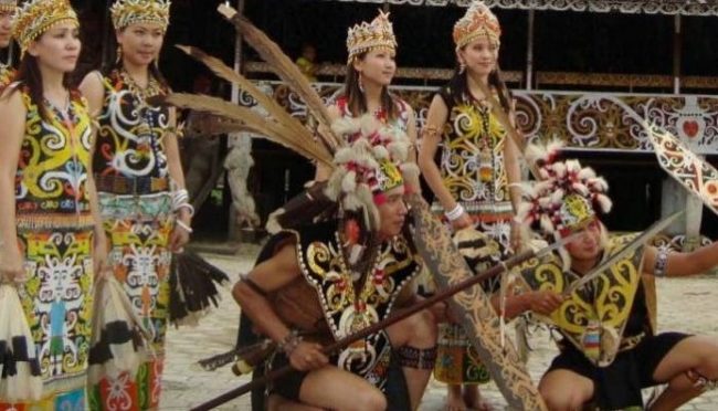 Detail Gambar Pakaian Suku Dayak Nomer 9